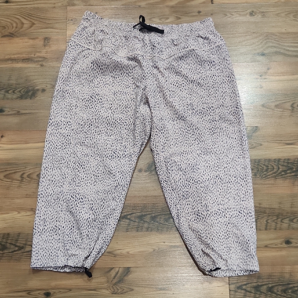 Lululemon Step Lively Crop Dottie Dash Grain Black Capri Sport Athletic Lounge 8